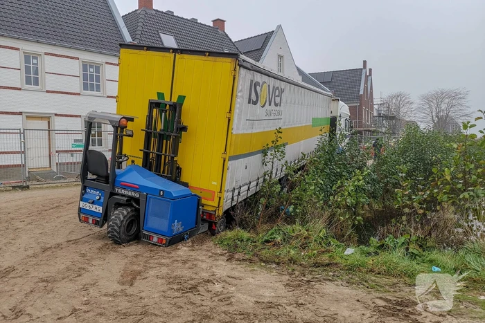 Groot materieel nodig om vrachtwagen op wielen te krijgen