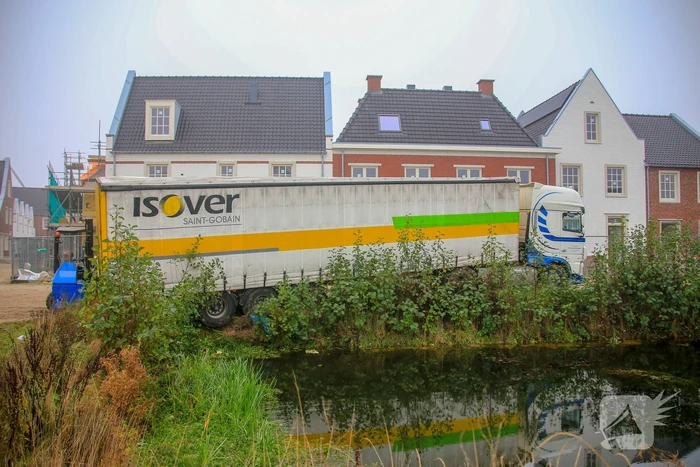 Groot materieel nodig om vrachtwagen op wielen te krijgen