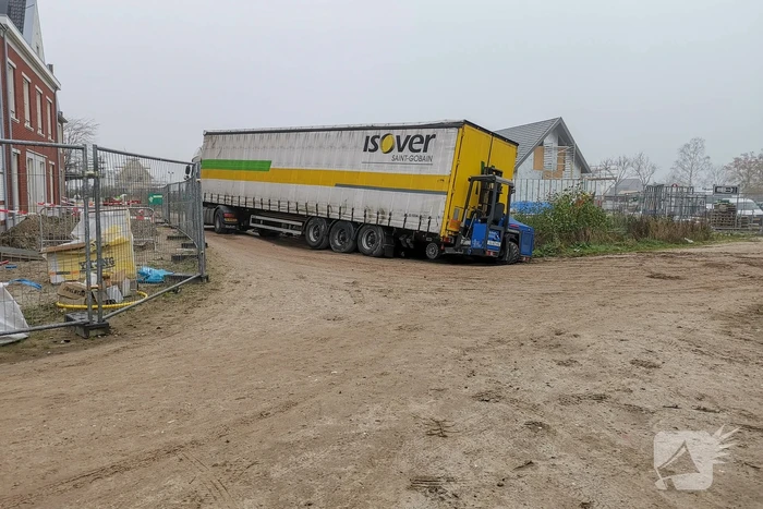 Groot materieel nodig om vrachtwagen op wielen te krijgen