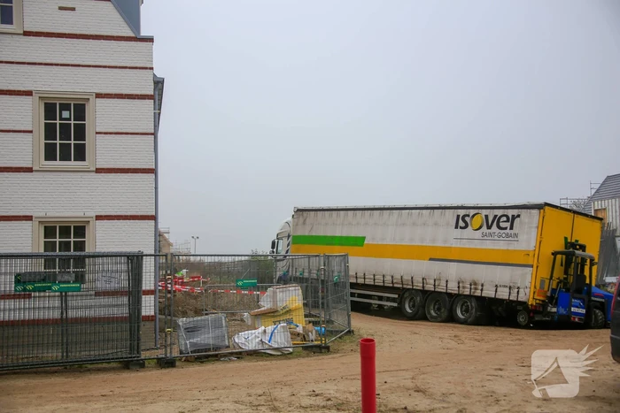 Groot materieel nodig om vrachtwagen op wielen te krijgen