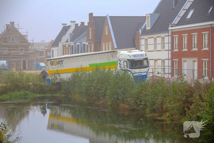 Groot materieel nodig om vrachtwagen op wielen te krijgen