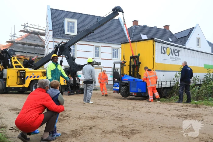 Groot materieel nodig om vrachtwagen op wielen te krijgen