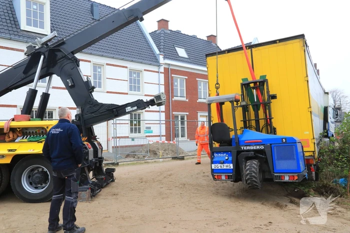 Groot materieel nodig om vrachtwagen op wielen te krijgen
