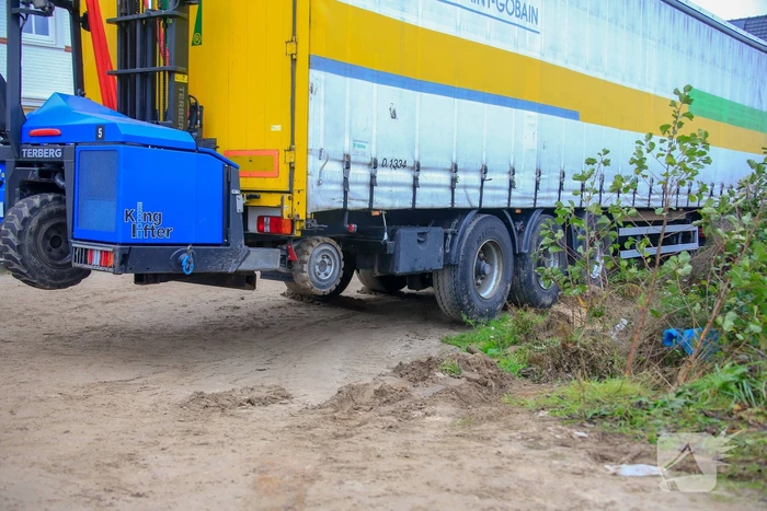 Groot materieel nodig om vrachtwagen op wielen te krijgen