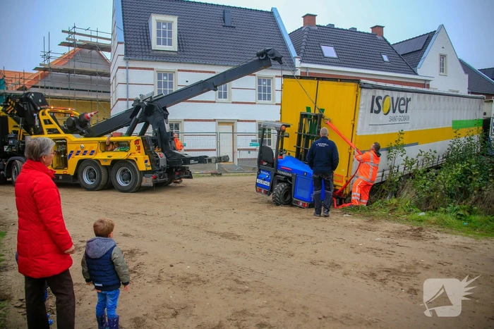 Groot materieel nodig om vrachtwagen op wielen te krijgen