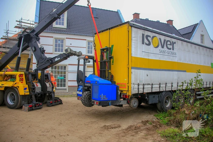 Groot materieel nodig om vrachtwagen op wielen te krijgen
