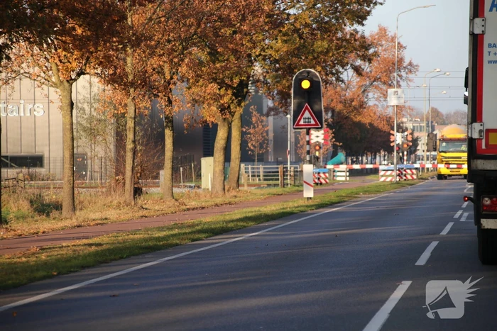 Spoorwegovergang beschadigd en verkeer loopt vast