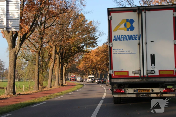 Spoorwegovergang beschadigd en verkeer loopt vast