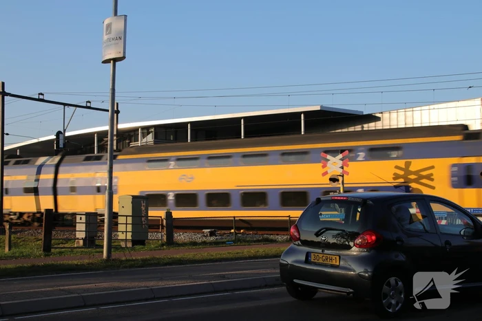 Spoorwegovergang beschadigd en verkeer loopt vast