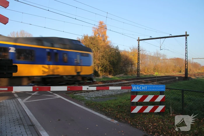 Spoorwegovergang beschadigd en verkeer loopt vast