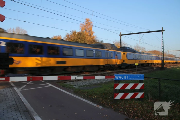 Spoorwegovergang beschadigd en verkeer loopt vast