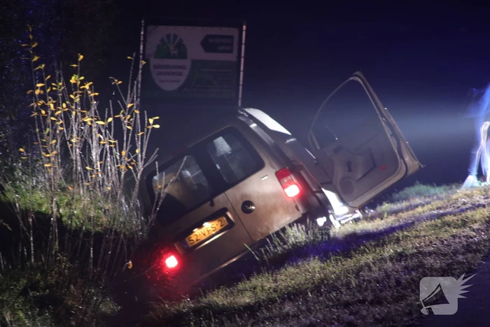 Bestelbus belandt in de sloot na achtervolging door de politie