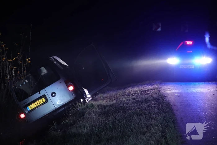 Bestelbus belandt in de sloot na achtervolging door de politie