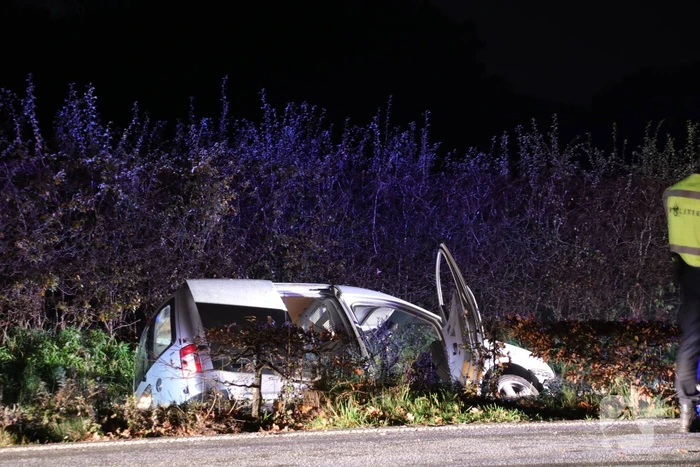 Bestelbus belandt in de sloot na achtervolging door de politie