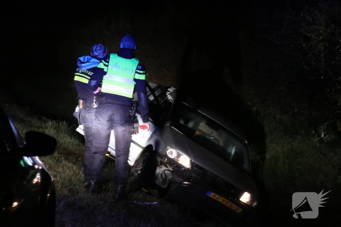 Bestelbus belandt in de sloot na achtervolging door de politie