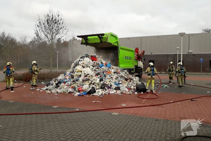 Vuilniswagen met huisvuil vliegt in brand