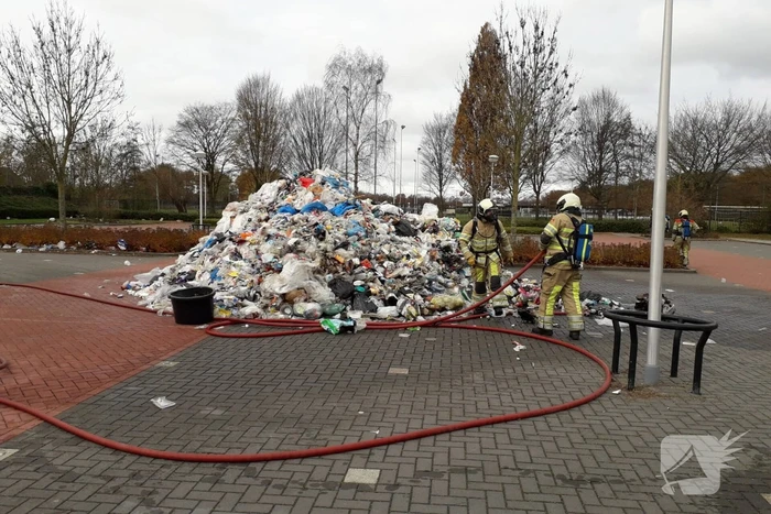 Vuilniswagen met huisvuil vliegt in brand