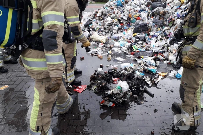 Vuilniswagen met huisvuil vliegt in brand