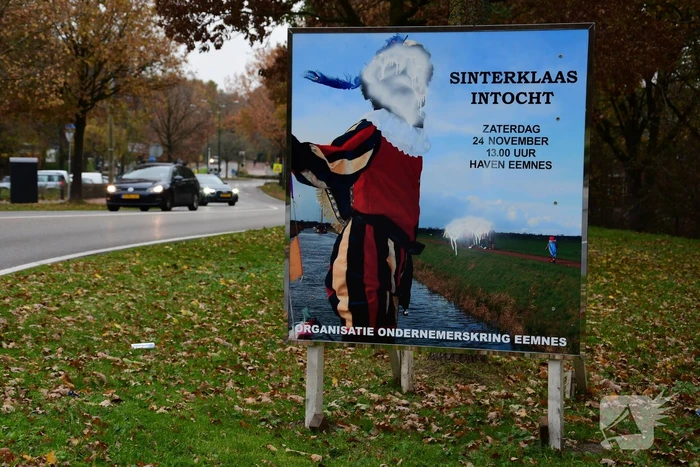 Sinterklaasintocht-bord beklad met anti Zwarte Piet verf