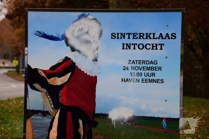 Sinterklaasintocht-bord beklad met anti Zwarte Piet verf