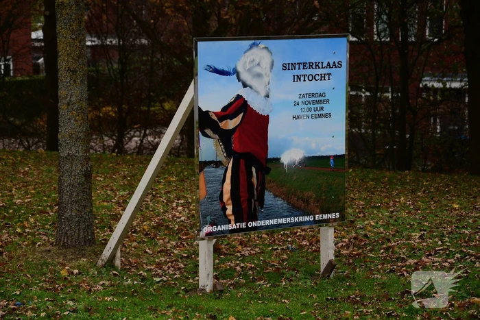 Sinterklaasintocht-bord beklad met anti Zwarte Piet verf
