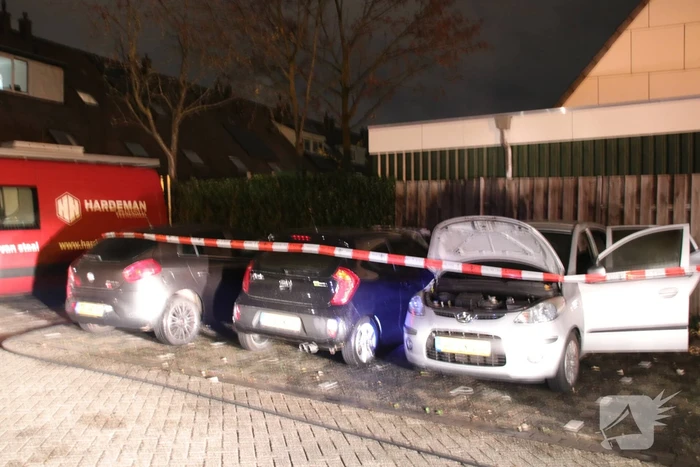 Drie auto's branden uit