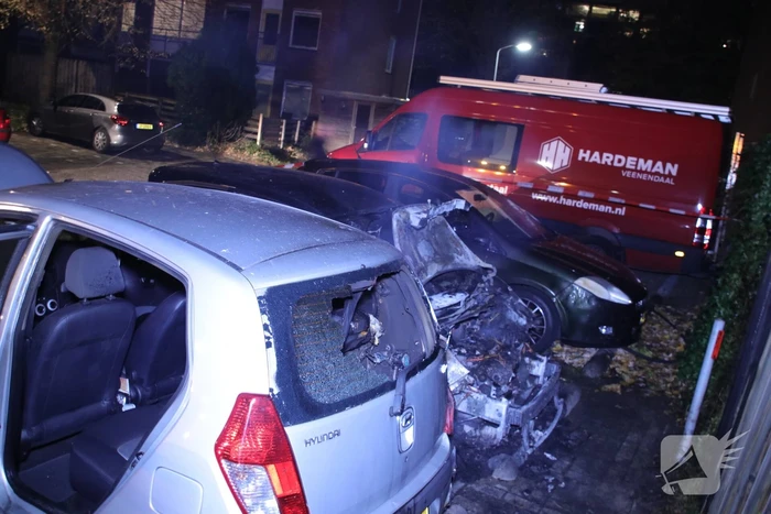 Drie auto's branden uit