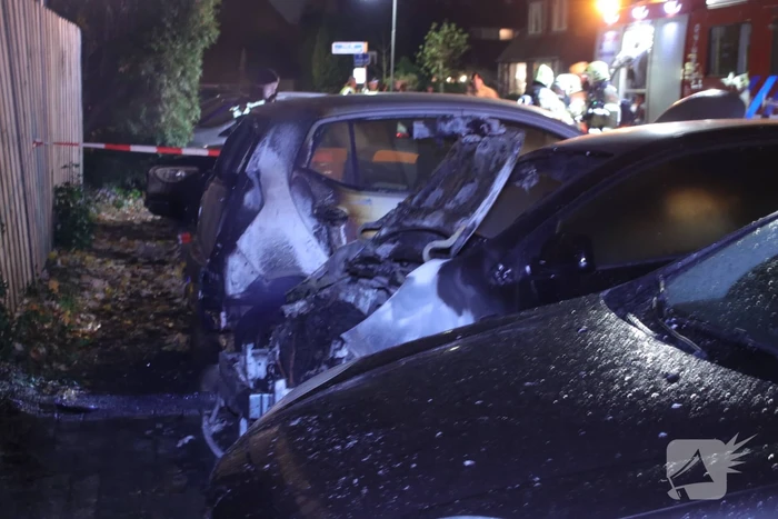 Drie auto's branden uit