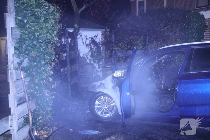 Geparkeerde auto brand uit