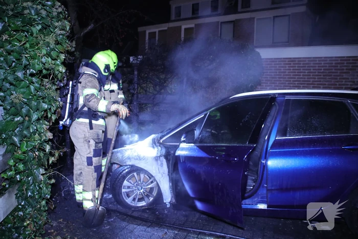 Geparkeerde auto brand uit