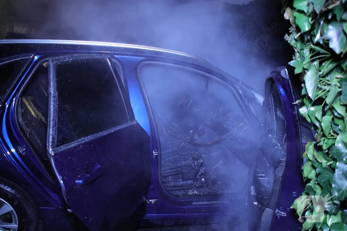 Geparkeerde auto brand uit