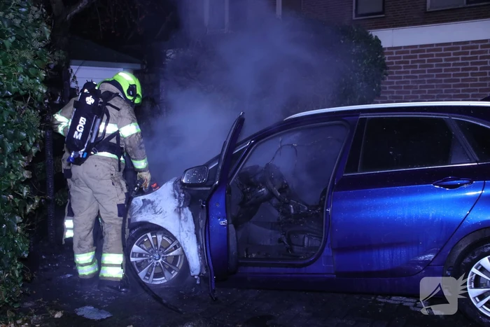 Geparkeerde auto brand uit