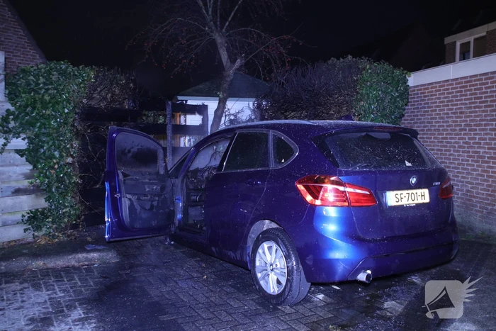 Geparkeerde auto brand uit