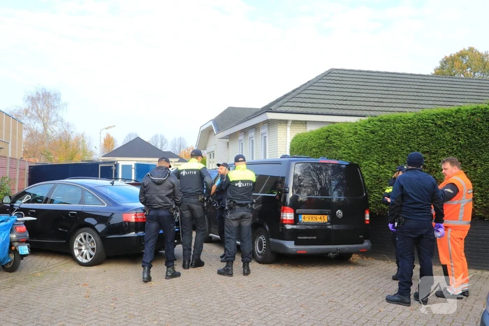 Inval woonwagenkamp tegen motorbende