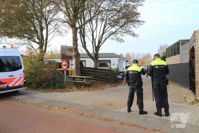 Inval woonwagenkamp tegen motorbende