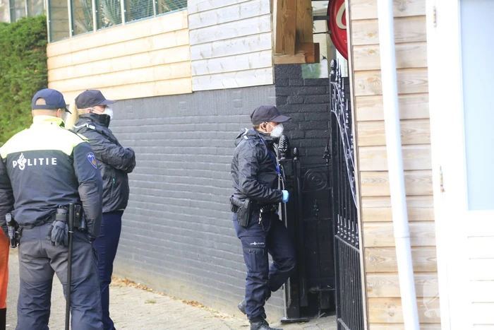 Inval woonwagenkamp tegen motorbende