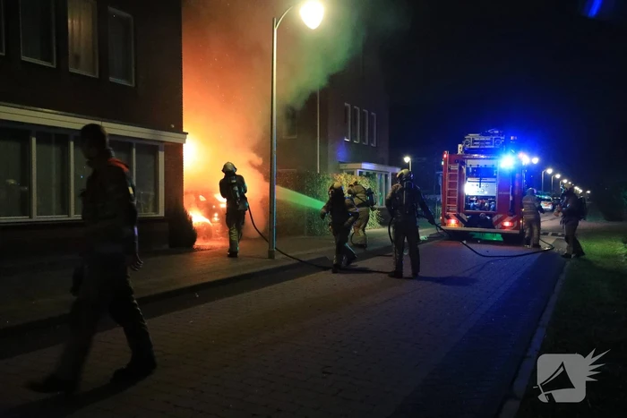 Auto in lichterlaaie onder carport van woning