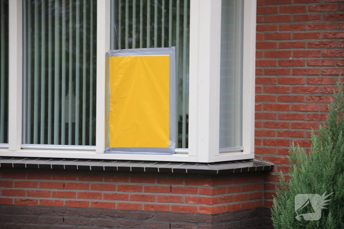 Auto in lichterlaaie onder carport van woning