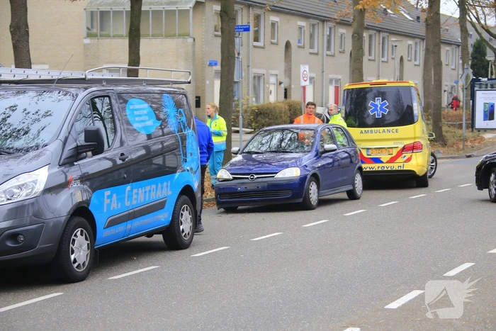 Schade aan auto na botsing met bestelbus