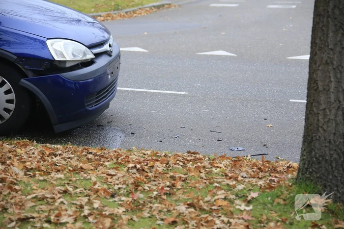 Schade aan auto na botsing met bestelbus