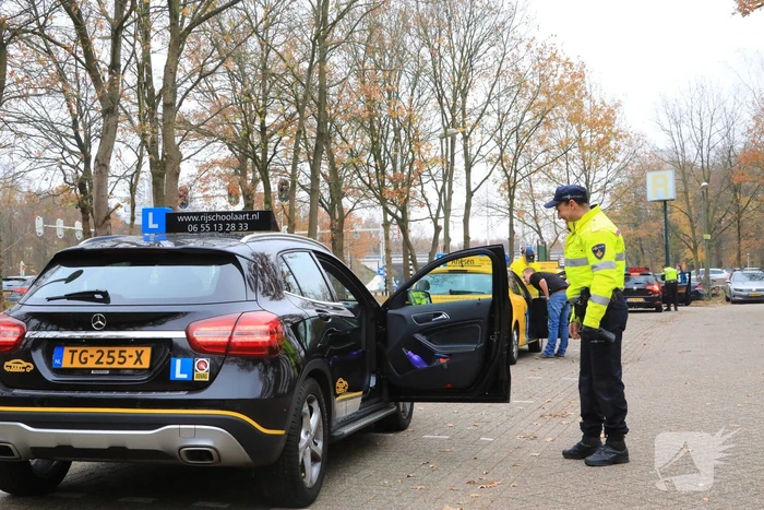 Politie houdt taxi- en rijschoolcontrole