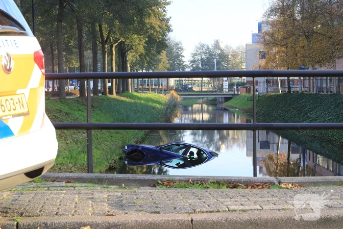 Auto raakt van de weg, ramt boom en belandt in sloot