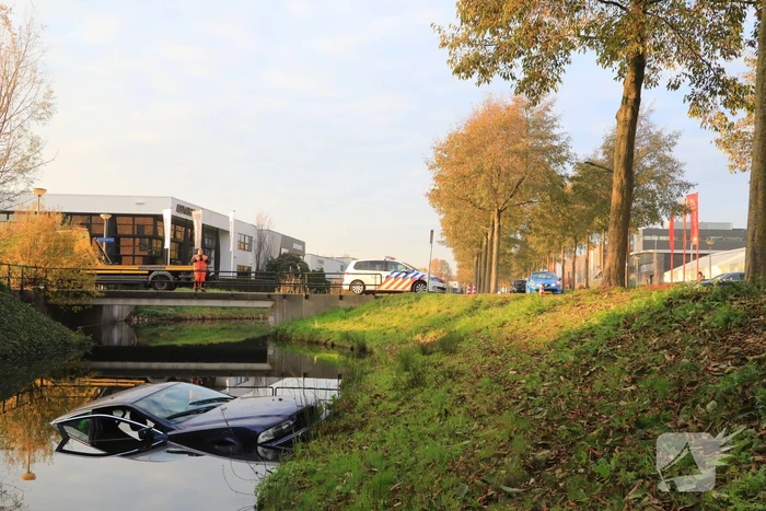 Auto raakt van de weg, ramt boom en belandt in sloot