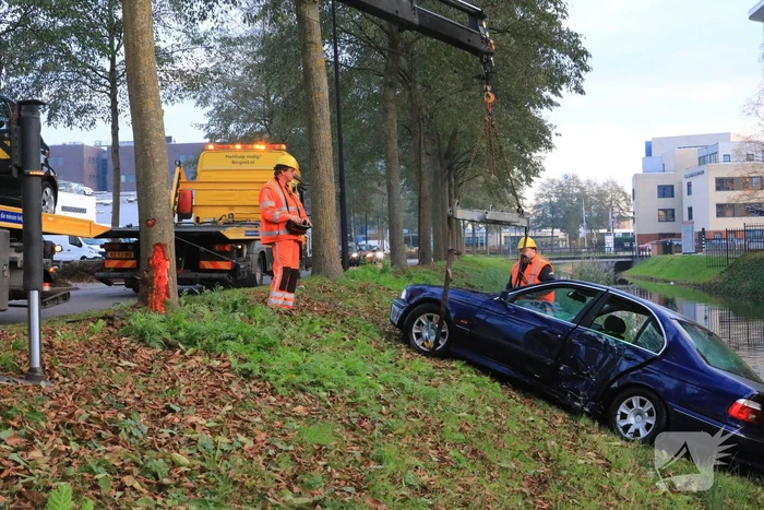 Auto raakt van de weg, ramt boom en belandt in sloot
