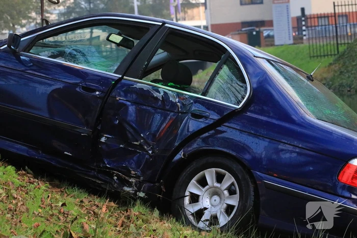 Auto raakt van de weg, ramt boom en belandt in sloot