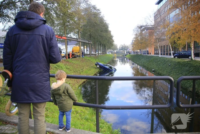 Auto raakt van de weg, ramt boom en belandt in sloot