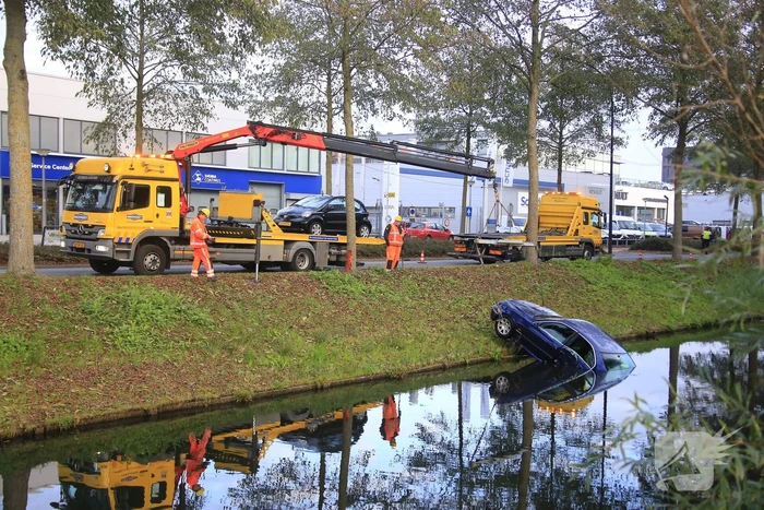 Auto raakt van de weg, ramt boom en belandt in sloot