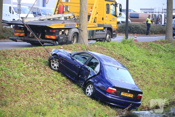 Auto raakt van de weg, ramt boom en belandt in sloot