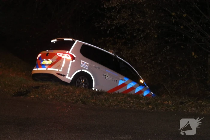 Politieauto vliegt uit bocht en belandt in sloot