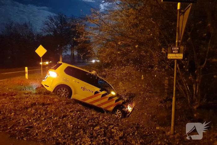 Politieauto vliegt uit bocht en belandt in sloot